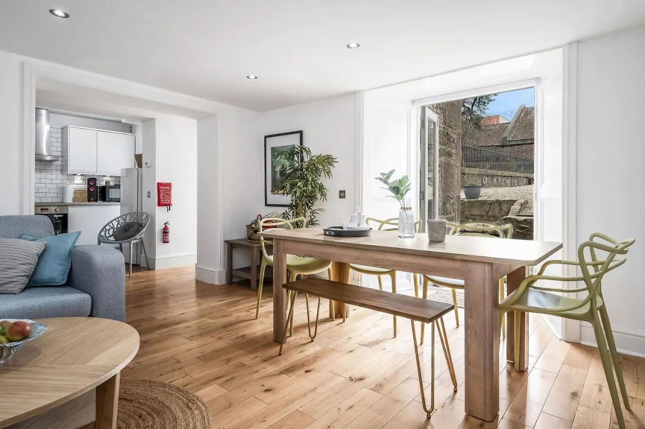 Cozy With Character Large 2 Bedroom Main Door Apartment With Garden Edimburgo Regno Unito