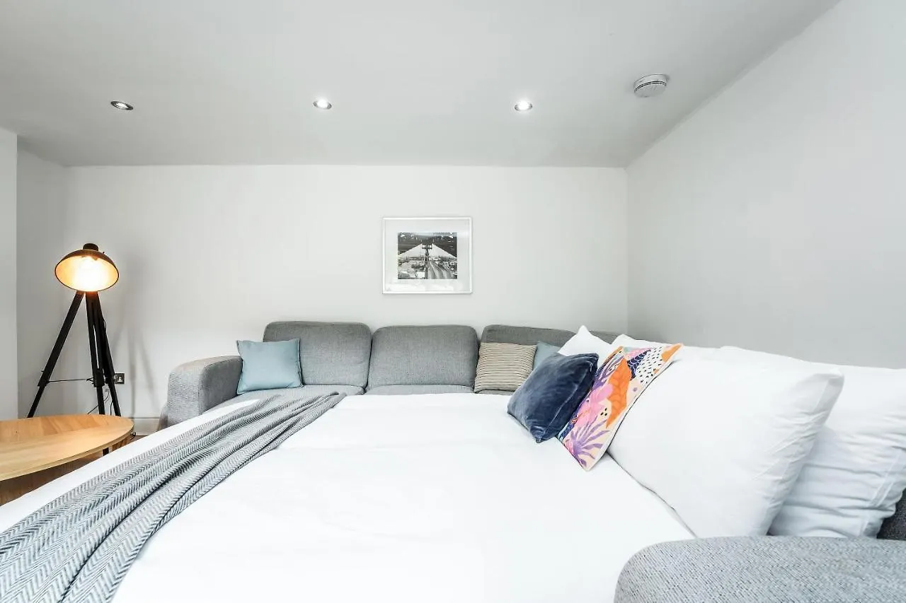 Cozy With Character Large 2 Bedroom Main Door Apartment With Garden Edimburgo Regno Unito