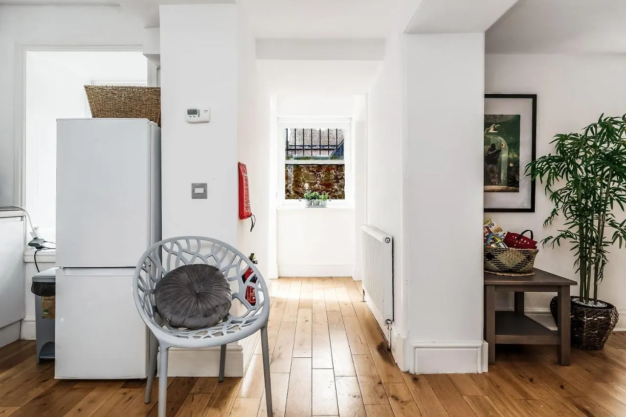 Cozy With Character Large 2 Bedroom Main Door Apartment With Garden Edimburgo Regno Unito