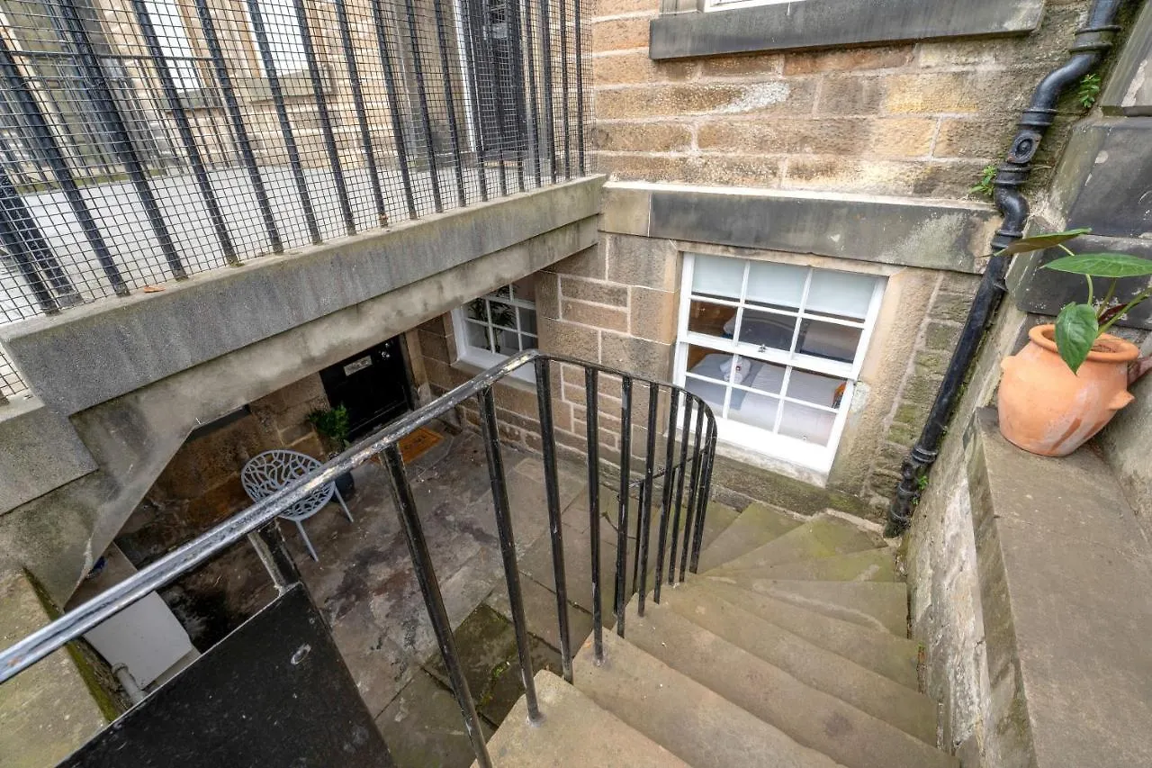 Cozy With Character Large 2 Bedroom Main Door Apartment With Garden Edimburgo Casa vacanze