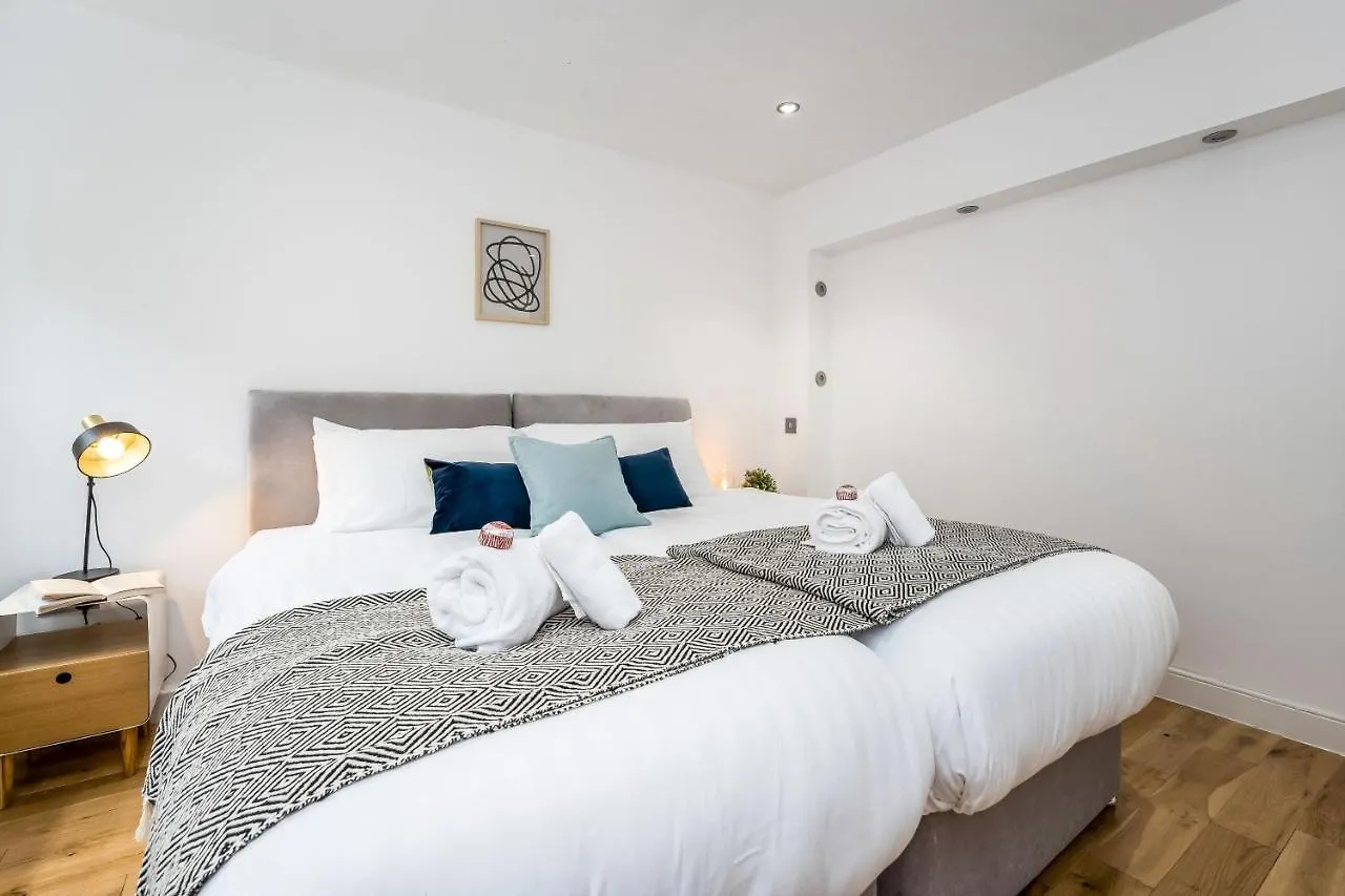 Cozy With Character Large 2 Bedroom Main Door Apartment With Garden Edimburgo