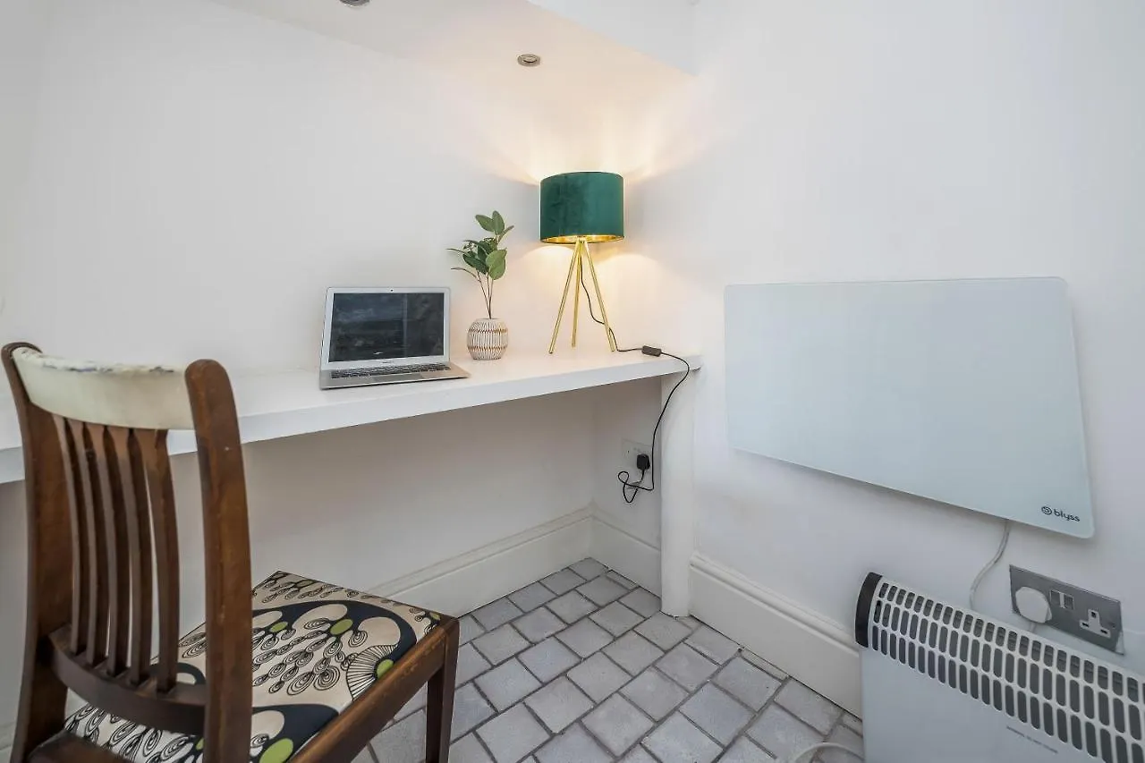 Cozy With Character Large 2 Bedroom Main Door Apartment With Garden Edimburgo Casa vacanze