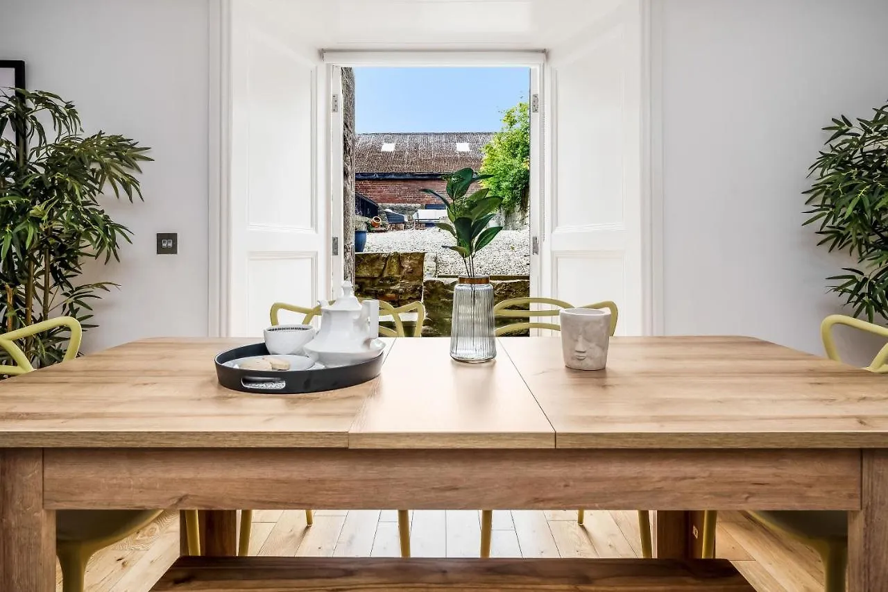 Cozy With Character Large 2 Bedroom Main Door Apartment With Garden Edimburgo Casa vacanze