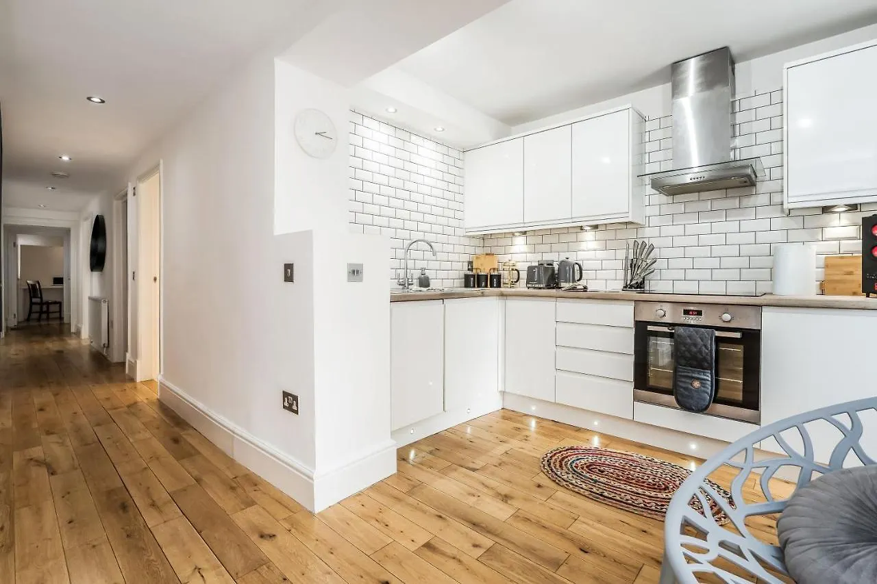 Cozy With Character Large 2 Bedroom Main Door Apartment With Garden Edimburgo