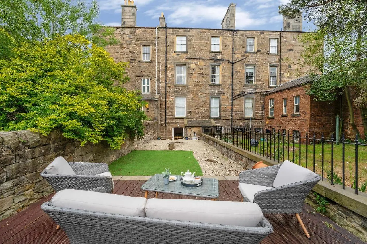 Cozy With Character Large 2 Bedroom Main Door Apartment With Garden Edimburgo Casa vacanze